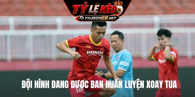 Đội hình đang được ban huấn luyện xoay tua