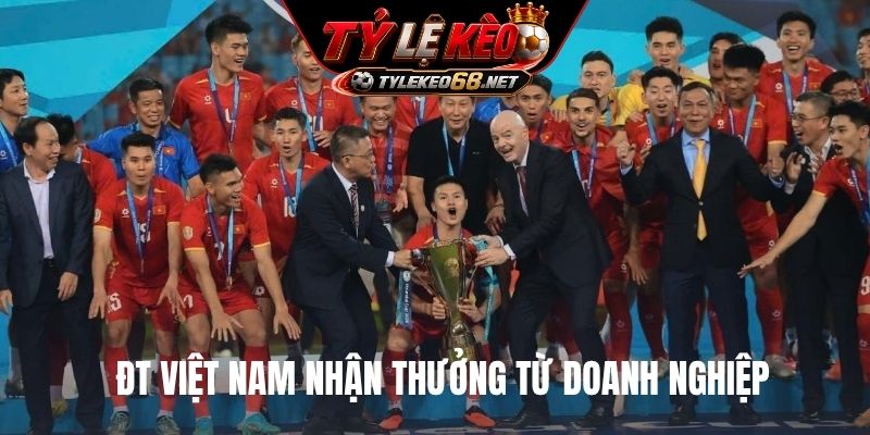 ĐT Việt Nam nhận thưởng từ doanh nghiệp